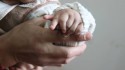 Bebê surpreende os médicos ao nascer com 12 dedos, nas mãos e nos pés