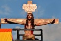 Transexual crucificada na Parada Gay vai ao ataque contra  Marco Feliciano