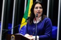 Senadora revelação da comissão do impeachment estraçalha carta de Dilma