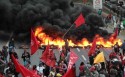 Uma manifestação ‘democrática’ com pancadaria, pneus queimados, apedrejamentos e ameaças