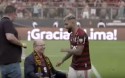 De joelhos, Witzel passa vergonha e é ignorado por Gabigol (veja o vídeo)