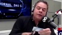 Jornalista defende postura de Bolsonaro com a imprensa e rasga carteira da FENAJ, ao vivo (veja o vídeo)