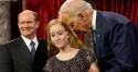 Especialista analisa 'estranho' comportamento de Biden ao interagir com crianças e adolescentes (veja o vídeo)