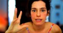 Aos gritos e visivelmente “transtornada”, atriz esquerdista da Globo grava vídeo e vira piada na web (veja o vídeo)