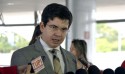 Randolfe deu início aos ataques contra o assessor de Bolsonaro processado por ‘ajeitar o paletó’ (veja o vídeo)