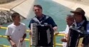 Em momento imperdível, Bolsonaro toca sanfona à beira do canal do São Francisco (veja vídeo)