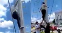 Desorientada, mulher se pendura em mastro para “arrancar” bandeira do Brasil e o que se vê a seguir é impressionante (veja o vídeo)