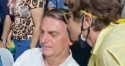 Nordestina aproveita momento de distração e tasca beijo em Bolsonaro (veja o vídeo)