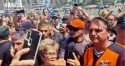 Nos 'braços' do povo, Bolsonaro é ovacionado no litoral paulista (veja o vídeo)