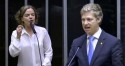 Sem noção, Gleisi exige interferência do governo na Petrobras e leva resposta desconcertante de Van Hattem (veja o vídeo)