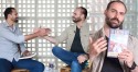No meio de entrevista, Eduardo Bolsonaro surpreende e dá "presentão" a Maurício Souza (veja o vídeo)