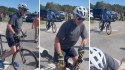 Biden paga novo 'mico' e cai com a bicicleta parada (veja o vídeo)