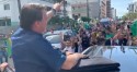 Bolsonaro é recebido pelo povão nas ruas de João Pessoa, na entrega de quase mil novas moradias populares (veja o vídeo)