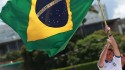 Juíza diz que bandeira do Brasil virou símbolo de Bolsonaro e quer retirá-la por "propaganda eleitoral irregular"