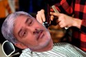 O barbeiro do Planalto: Calmamente ele passa a navalha no bigode de Bonner, e põe talco para não arder