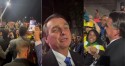 Com banda e gritos de mito, povão faz festa impressionante para Bolsonaro na porta da Globo (veja o vídeo)