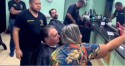 Capitão não tem sossego... Nem no cabeleireiro (veja o vídeo)