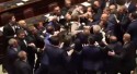 Deputados saem na porrada e parlamentar é retirado de cadeira de rodas (veja o vídeo)