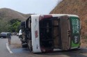 Ônibus tomba e três atletas de time paranaense morrem