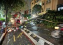 Ventos acima de 100km/h deixam rastro de destruição e meteorologia prevê algo ainda pior