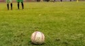 Árbitra sofre mal súbito durante jogo, cai repentinamente no gramado e morre