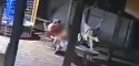 Criança de apenas dois anos pega arma do pai e mata mãe acidentalmente (veja o vídeo)