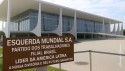 Empresa multinacional de divisórias lança seu mais novo produto - Pobres contra Ricos