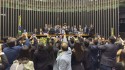 URGENTE: Parlamentares ocupam mesa do Senado