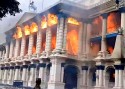 Governo autoritário bloqueia redes sociais e povo põe fogo em tudo