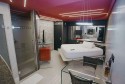 Em inusitado flagrante, mulher pega o marido com político no motel (veja o vídeo)