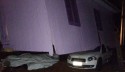 Temporal arranca casa que vai parar em cima de carro