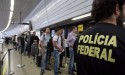 PF aborda parlamentar em aeroporto, apreende celular e faz buscas em residência e na empresa da família