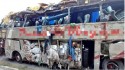 Em trágico acidente passageiros são arremessados de ônibus que tombou e matou 15