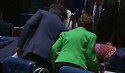 URGENTE: Senadora do PT tropeça no plenário, cai e sofre corte na testa (veja o vídeo)