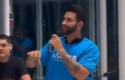 Gusttavo Lima surpreende funcionários (veja o vídeo)