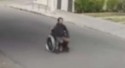 Cadeirante persegue, ataca e causa desespero em mulheres (veja o vídeo)