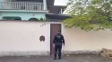 Com a polícia na porta, casal se desespera e tenta se livrar das provas jogando pela janela
