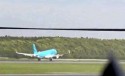 Avião toca o chão, arremete e quase bate. Cena impressiona (veja o vídeo)