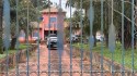 Médico renomado alega que esposa cometeu suicídio, mas ferimento contraria versão