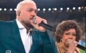 Belo e Alcione tentam cantar Hino Nacional no Maracanã, mas o que acontece é um show de horrores