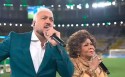 Web não perdoa o show de horrores de Alcione e Belo durante Hino Nacional no Maracanã