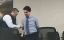 Prefeito compra arma de choque e testa em assessor durante demonstração (veja o vídeo)