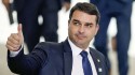 Flávio Bolsonaro ganha força popular ao se posicionar como inimigo do crime organizado