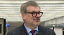 Ministro afastado por assédio faz algo inacreditável ao chegar para depor