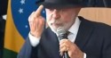 Em ataque de fúria, Lula faz gesto obsceno