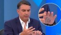 Flávio quebra a web com “cola” escrita na mão durante sabatina no Jornal Nacional