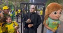 A imagem que roubou a cena em manifestação (veja o vídeo)