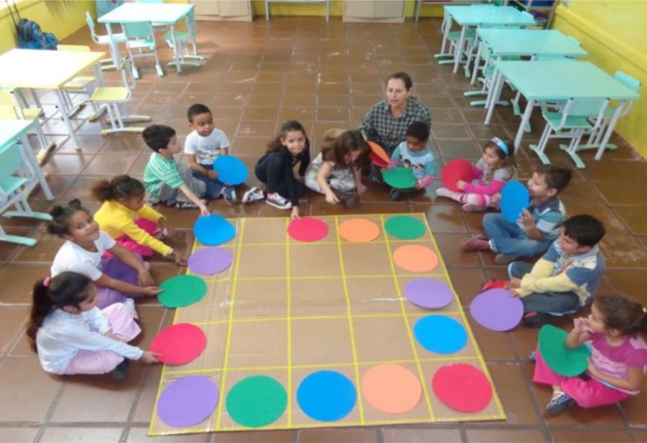 Crianças do Nível 4 aprendem e se divertem com jogos matemáticos