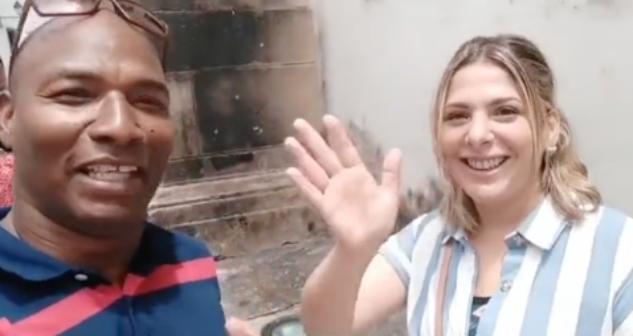 De férias, Daniela Lima da CNN é abordada na rua, convidada a fazer o