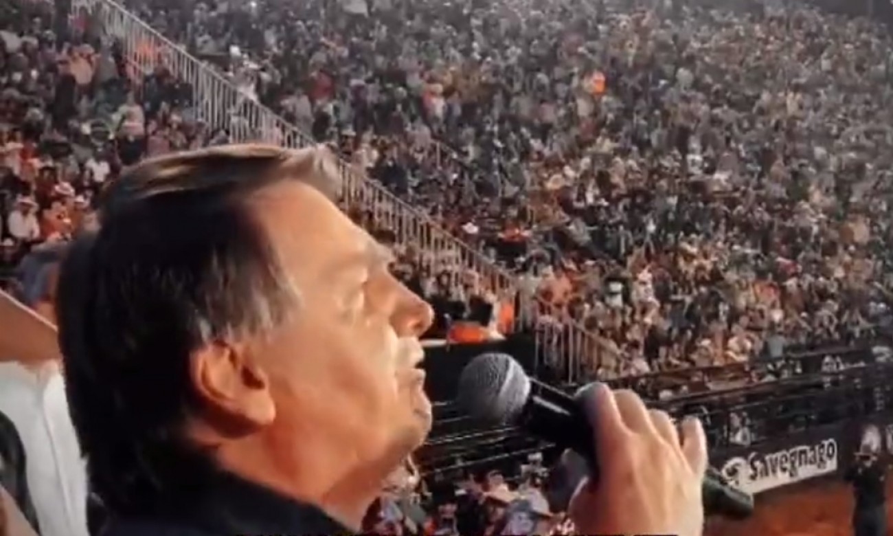 Bolsonaro vai à Festa do Peão com Hang e Tarcísio e usa arena como